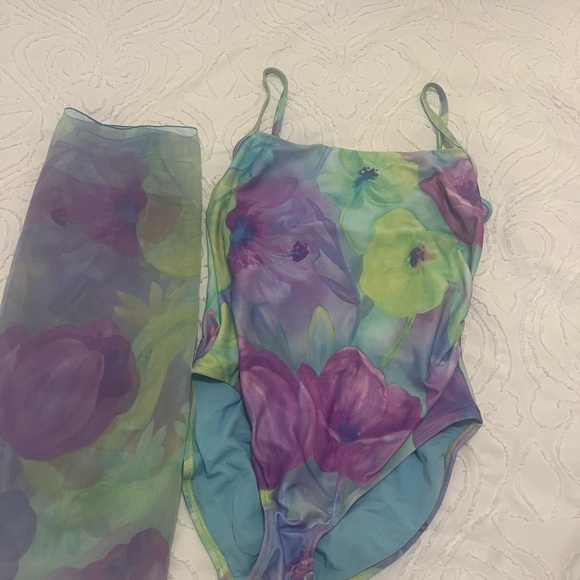 One piece swim suit and matching sarong set - Picture 3 of 4